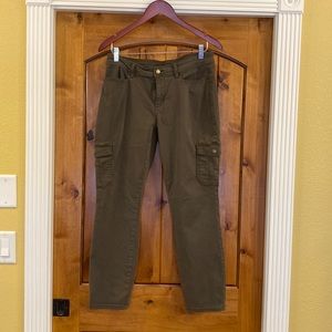 Cabela’s Natural Reflections - Sz 10 - 56% Cotton, 39% Polyester, 5% Spandex.